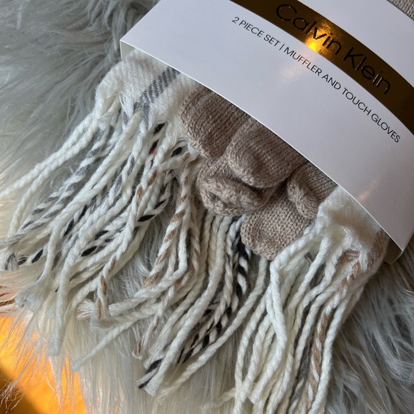 NWT Calvin Klein Scarf & gloves set - Picture 2 of 3